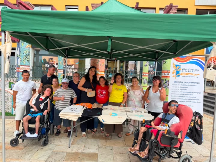 💚 La concejala de Servicios Sociales, Lisi Sánchez, compartió un ratito con las personas del Centro de Día NEP durante su visita a la Plaza de San Miguel.